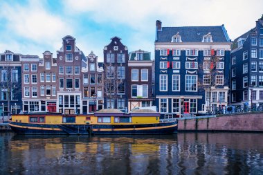 Amsterdam Hollanda, Hollanda 'da kışın akşam saatlerinde Hollanda Amsterdam' da ışıklı kanallar