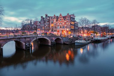 Amsterdam Hollanda, Hollanda 'da kışın akşam saatlerinde Hollanda Amsterdam' da ışıklı kanallar