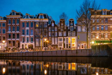 Amsterdam Hollanda, Hollanda 'da kışın akşam saatlerinde Hollanda Amsterdam' da ışıklı kanallar