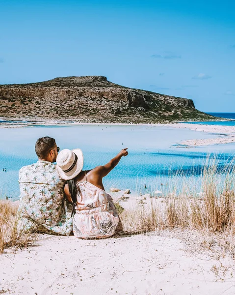 Pareja de hombres y mujeres de mediana edad de vacaciones en la isla griega de Creta —  Fotos de Stock