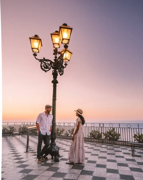 Taormina Sicilia, Belvedere de Taormina y la iglesia de San Giuseppe en la plaza Piazza IX Aprile en Taormina. Sicilia, Italia — Foto de Stock