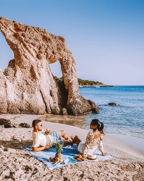 Пара мужчин и женщин среднего возраста в отпуске на греческом острове Крит — стоковое фото