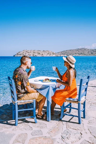 Paar mannen en vrouwen van middelbare leeftijd op vakantie op het Griekse eiland Kreta — Stockfoto