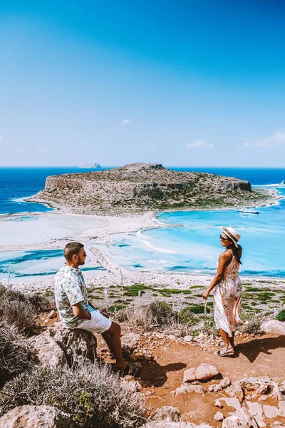 Pareja de hombres y mujeres de mediana edad de vacaciones en la isla griega de Creta — Foto de Stock