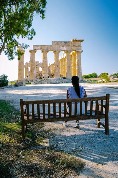 Vista sobre mar y ruinas de columnas griegas en el Parque Arqueológico Selinunte — Foto de Stock