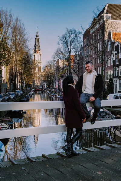 Canal de Ámsterdam con vista al canal de la iglesia de Zuiderkerk Amsterdam Países Bajos —  Fotos de Stock