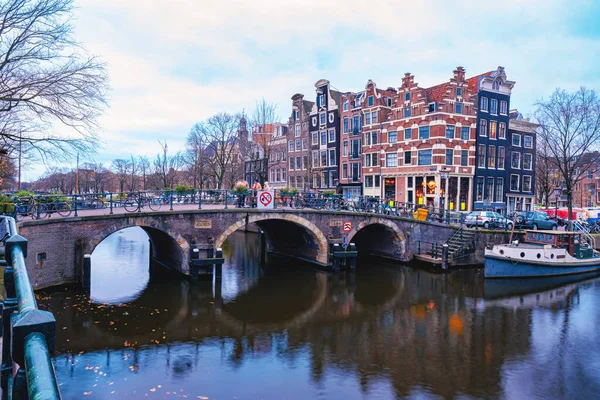 Amsterdam Nederland, grachten met lichtinval 's avonds in december tijdens de winter in Nederland Amsterdam stad — Stockfoto