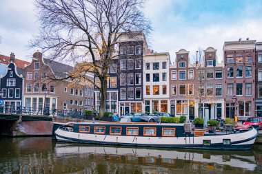 Amsterdam Hollanda, Hollanda 'da kışın akşam saatlerinde Hollanda Amsterdam' da ışıklı kanallar