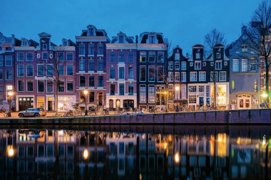 Amsterdam Hollanda, Hollanda 'da kışın akşam saatlerinde Hollanda Amsterdam' da ışıklı kanallar