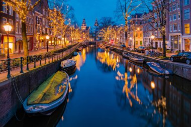 Amsterdam Hollanda 'da Aralık ayı boyunca noel ışıkları, Amsterdam' ın kanal tarihi merkezi ve geceleri