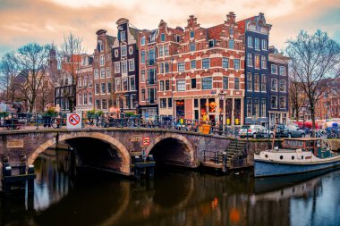 Amsterdam Hollanda, Hollanda 'da kışın akşam saatlerinde Hollanda Amsterdam' da ışıklı kanallar