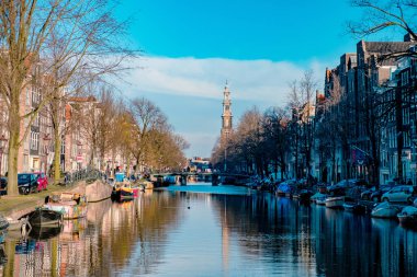 Amsterdam Hollanda, Hollanda 'da kışın akşam saatlerinde Hollanda Amsterdam' da ışıklı kanallar