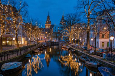 Amsterdam Hollanda 'da Aralık ayı boyunca noel ışıkları, Amsterdam' ın kanal tarihi merkezi ve geceleri
