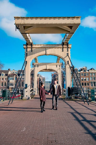 Magere brug Amsterdam Niederlande, Paar auf Städtetrip in Amsterdam Niederlande — Stockfoto