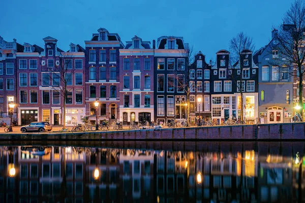 Amsterdam Niederlande, Kanäle mit Lichtern am Abend im Dezember während der Winterzeit in der niederländischen Stadt Amsterdam — Stockfoto