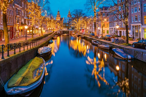 Amsterdam Pays-Bas canaux avec lumières de Noël au cours de Décembre, le centre historique du canal d'Amsterdam la nuit — Photo
