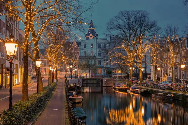 Amsterdam Pays-Bas canaux avec lumières de Noël au cours de Décembre, le centre historique du canal d'Amsterdam la nuit — Photo