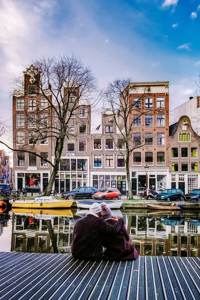 Paar Männer und Frauen auf Städtereise im historischen Zentrum von Amsterdam Amsterdam Holland Niederlande — Stockfoto