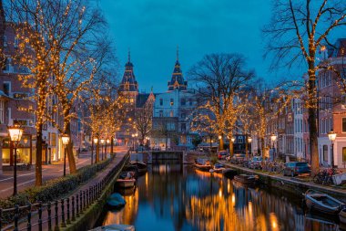 Amsterdam Hollanda 'da Aralık ayı boyunca noel ışıkları, Amsterdam' ın kanal tarihi merkezi ve geceleri
