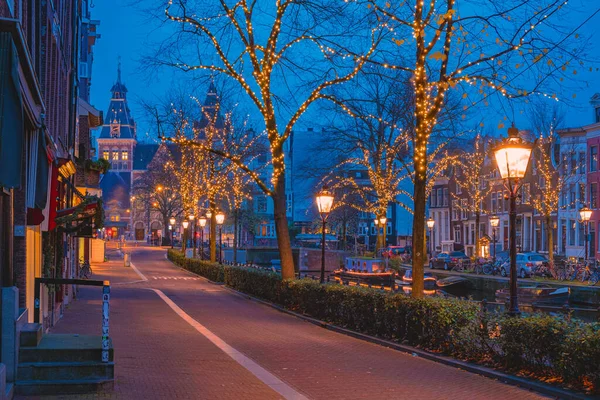 Amsterdam Nederland grachten met kerstverlichting in december, grachtengordel historisch centrum van Amsterdam 's nachts — Stockfoto