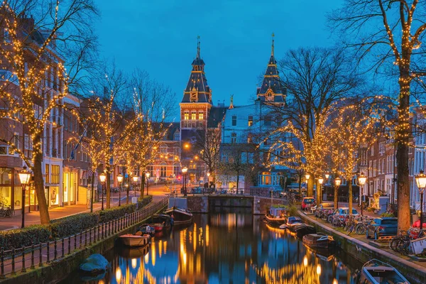 Amsterdam Pays-Bas canaux avec lumières de Noël au cours de Décembre, le centre historique du canal d'Amsterdam la nuit — Photo