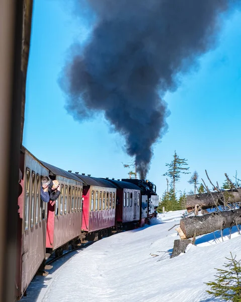 독일 하츠 국립 공원에서 겨울 풍경을 뚫고 브로켄으로 가는 증기 기관차, 유명 한 증기 열차가 겨울 산을 지나고 있습니다. Brocken, Harz National Park Mountains in Germany — 스톡 사진