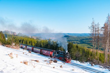Harz milli parkı Almanya, Buharlı tren kış manzarası boyunca Brocken yolunda, ünlü buharlı tren kış dağından geçti. Almanya 'daki Harz Ulusal Parkı Dağları