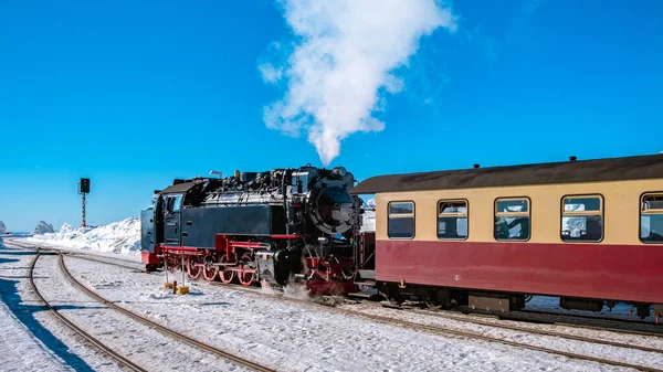 Parc national du Harz Allemagne, train à vapeur sur le chemin de Brocken à travers le paysage hivernal, célèbre train à vapeur à travers la montagne d'hiver. Brocken, Parc national du Harz Montagnes en Allemagne — Photo