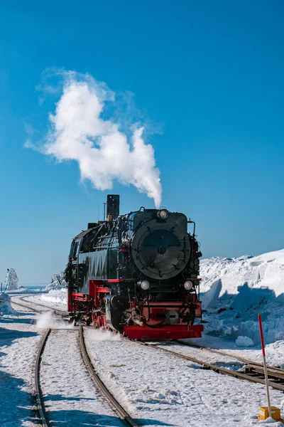 Parc national du Harz Allemagne, train à vapeur sur le chemin de Brocken à travers le paysage hivernal, célèbre train à vapeur à travers la montagne d'hiver. Brocken, Parc national du Harz Montagnes en Allemagne — Photo