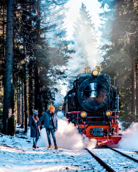 Parc national du Harz Allemagne, train à vapeur sur le chemin de Brocken à travers le paysage hivernal, célèbre train à vapeur à travers la montagne d'hiver. Brocken, Parc national du Harz Montagnes en Allemagne — Photo
