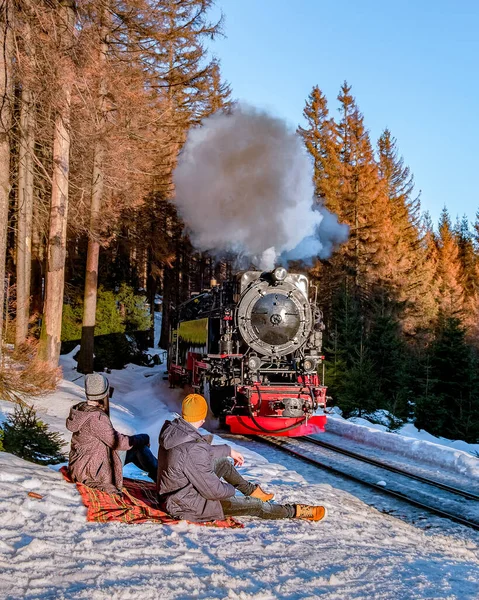 Parc national du Harz Allemagne, train à vapeur sur le chemin de Brocken à travers le paysage hivernal, célèbre train à vapeur à travers la montagne d'hiver. Brocken, Parc national du Harz Montagnes en Allemagne — Photo