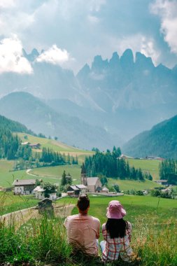 İtalyan Dolomitleri 'nde tatilde olan birkaç erkek ve kadın.