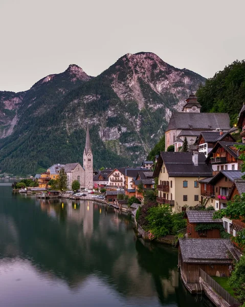 Postcard view of famous Hallstatt mountain village in the Austrian Alps at beautiful light in summer, Salzkammergut region, Hallstatt, Austria — Stock Photo, Image