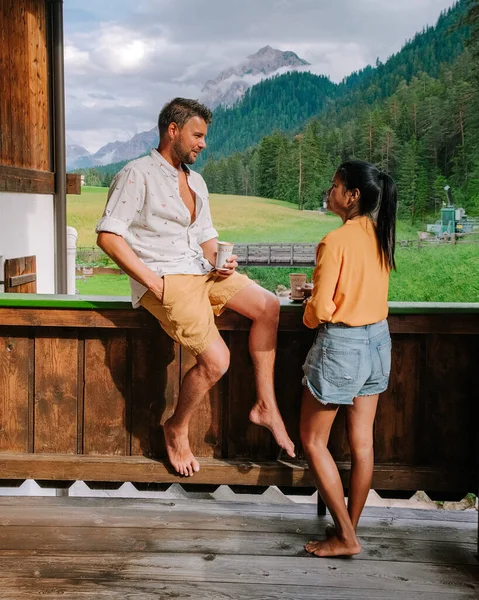 İtalyan Dolomitleri 'nde tatilde olan birkaç erkek ve kadın.