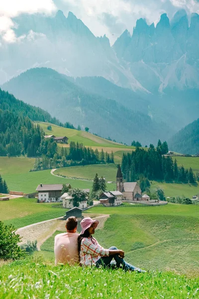 Пара мужчин и женщин на отдыхе в итальянских Доломитовых Альпах Италия — стоковое фото