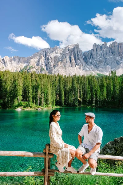 Couple hommes et femmes en vacances dans les Dolomites italiennes Italie — Photo