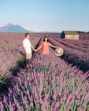 Provence France 'da tatil yapan çift, Fransa' nın lavanta tarlalarını ziyaret ediyor.