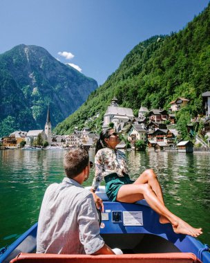 Avusturya Alpleri 'ndeki ünlü Hallstatt dağ köyünün kartpostal görüntüsü yazın güzel bir ışık altında, Salzkammergut bölgesi, Hallstatt, Avusturya
