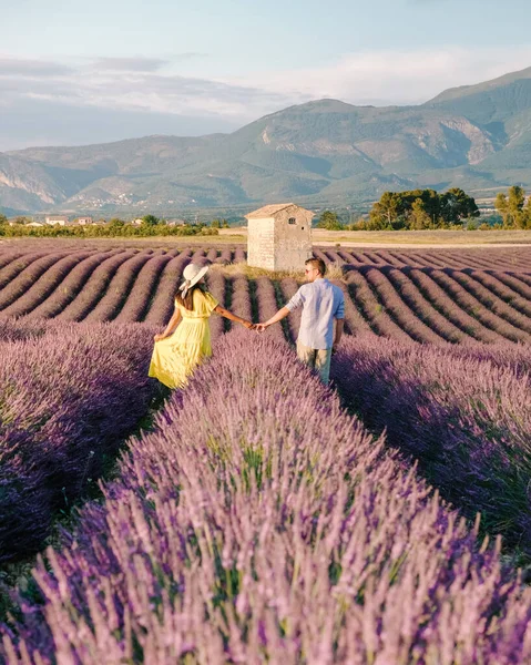 在普罗旺斯法国度假的一对夫妇参观普罗旺斯法国的薰衣草场 — 图库照片
