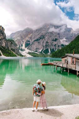 İtalyan Alpleri 'ndeki güzel gölde tatilde olan çift İtalyan Dolomitleri Lago di Braies.