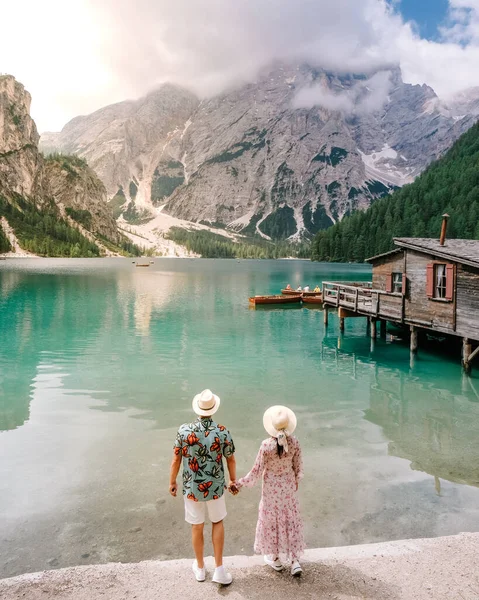 İtalyan Alpleri 'ndeki güzel gölde tatilde olan çift İtalyan Dolomitleri Lago di Braies.