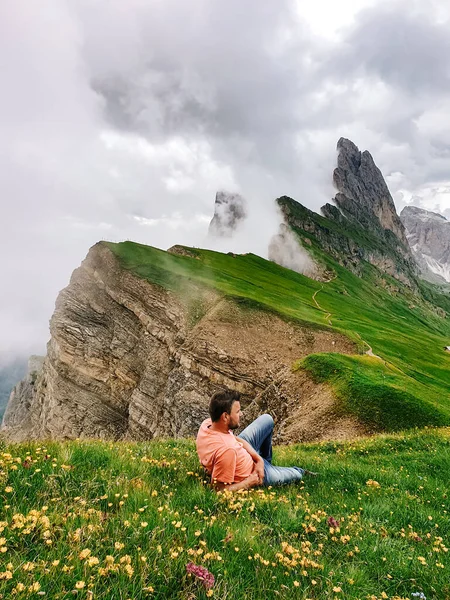 Gençler Dolomitler İtalya 'sını ziyaret ediyor, Dolomitler' in dağlarında inanılmaz manzaralar var. Odle dağlarının üzerinden Seceda 'nın manzarası muhteşem. — Stok fotoğraf