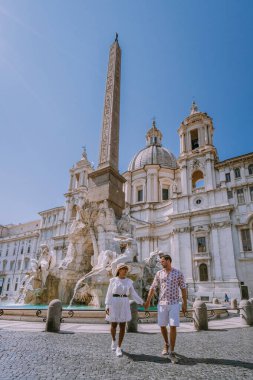 Genç bir çift Roma 'ya şehir gezisine gitti İtalya' ya.