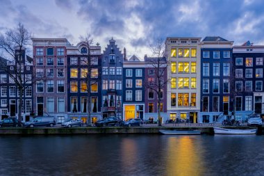 Gün batımında Amsterdam Hollanda, günbatımında tarihi kanallar