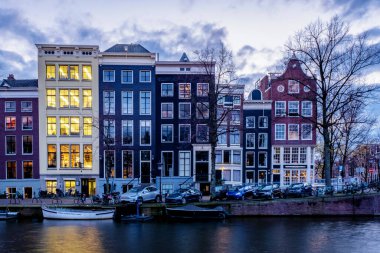 Gün batımında Amsterdam Hollanda, günbatımında tarihi kanallar