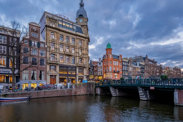 Amsterdam Nizozemsko při západu slunce, historické kanály během západu slunce — Stock fotografie