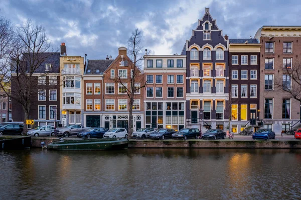 Gün batımında Amsterdam Hollanda, günbatımında tarihi kanallar