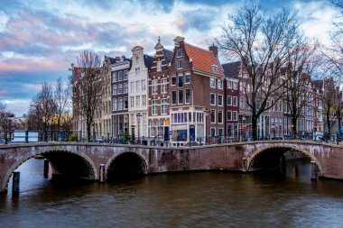 Gün batımında Amsterdam Hollanda, günbatımında tarihi kanallar