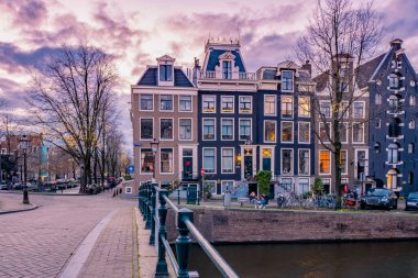 Gün batımında Amsterdam Hollanda, günbatımında tarihi kanallar