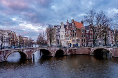 Gün batımında Amsterdam Hollanda, günbatımında tarihi kanallar
